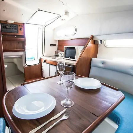 Botel Cozy Boat To Unwind By The Ocean *