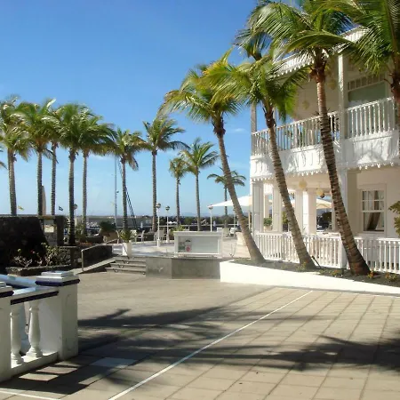 Cozy Boat To Unwind By The Ocean